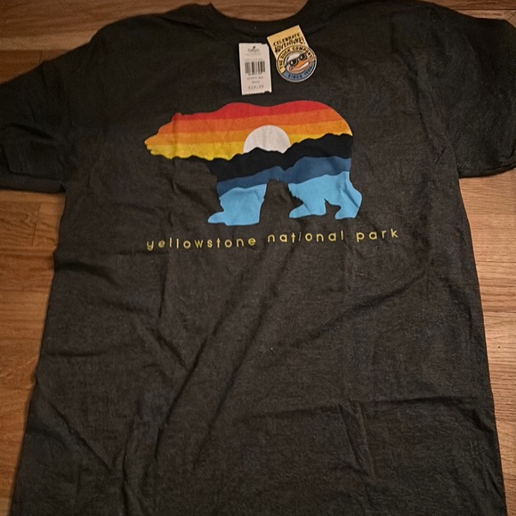 Yellowstone National Park Mountain Bear T-shirt - Picture 2 of 3